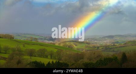 Arc-en-ciel vif tombant sur un champ dans le Monmouthshire Banque D'Images