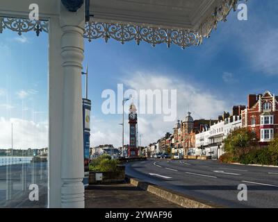 Royaume-Uni, Dorset, Weymouth, Jubilee Clock Tower et Esplanade. Banque D'Images