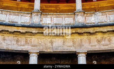 Grenade, Espagne - 20 septembre 2024 : colonnes de soutien dans les porches intérieurs du palais de Charles V dans l'Alhambra. Banque D'Images