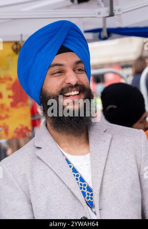 Jeune homme sikh au festival Vaisakhi à Trafalgar Square, l'événement célébrant la culture sikhe et la récolte de printemps annuelle dans le calendrier sikh. Banque D'Images