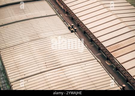 Une barge, bateau à fond plat, poussé par un remorqueur le long de la rivière pour le transport, vue en angle élevé Banque D'Images