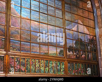 Mexico, Mexique - 12 juillet 2024 : intérieur de la salle principale du Palais des Beaux-Arts avec un rideau fait de morceaux de verre décoré Banque D'Images