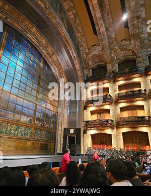 Mexico, Mexique - 12 juillet 2024 : intérieur de la salle principale du Palais des Beaux-Arts avec un rideau fait de morceaux de verre décoré Banque D'Images