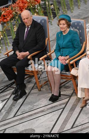 Oslo, Norvège. 10 décembre 2024. Le roi Harald et la reine Sonja assistent à la cérémonie du prix Nobel de la paix pour le lauréat Nihon Hidankyo (Confédération japonaise des organisations de victimes des bombes A et H) le 10 décembre 2024 à l'Institut du prix Nobel de la paix à Oslo, en Norvège. Photo de Paul Treadway/ crédit : UPI/Alamy Live News Banque D'Images