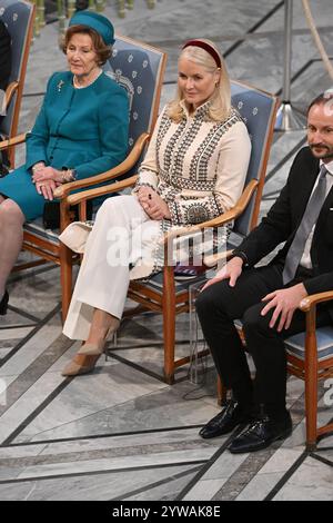 Oslo, Norvège. 10 décembre 2024. La reine Sonja, la princesse héritière mette- Marit et le prince héritier Haakon assistent à la cérémonie du prix Nobel de la paix pour le lauréat Nihon Hidankyo (Confédération japonaise des organisations de victimes de bombes A et H) le 10 décembre 2024 à l'Institut du prix Nobel de la paix à Oslo, en Norvège. Photo de Paul Treadway/ crédit : UPI/Alamy Live News Banque D'Images