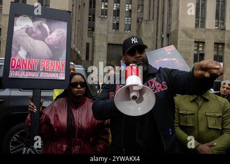 New York, États-Unis. 09th Dec, 2024. Hawk Newsome s'adresse aux militants rassemblés devant le tribunal pénal de Manhattan après l'annonce que Daniel Penny a été acquitté d'homicide par négligence criminelle à New York, NY, le 9 décembre 2024. Daniel Penny a été acquitté pour la mort de Jordan Neely, qui s'est produite en mai 2023. (Photo de Jason Alpert-Wisnia/Sipa USA) crédit : Sipa USA/Alamy Live News Banque D'Images