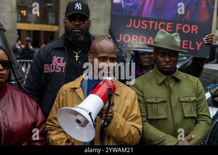 New York, États-Unis. 09th Dec, 2024. La famille de Jordan Neely, des représentants et des activistes s'adressent aux activistes rassemblés devant le tribunal pénal de Manhattan après l'annonce que Daniel Penny a été acquitté d'homicide par négligence criminelle à New York, NY, le 9 décembre 2024. Daniel Penny a été acquitté pour la mort de Jordan Neely, qui s'est produite en mai 2023. (Photo de Jason Alpert-Wisnia/Sipa USA) crédit : Sipa USA/Alamy Live News Banque D'Images