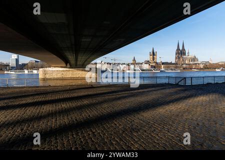 Vue depuis le bas du pont Deutz sur le Rhin jusqu'à l'église Gross préparé Martin et la cathédrale, Cologne, Allemagne. Blick von unterhalb der Deutzer Br Banque D'Images