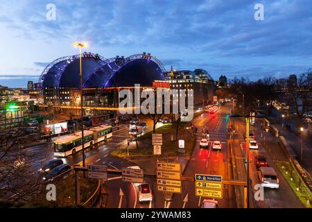 Le théâtre Dôme musical à la place Breslauer Platz, la rue Konrad-Adenauer-Ufer, Cologne, Allemagne. das Zelttheater musical Dome am Breslauer P Banque D'Images