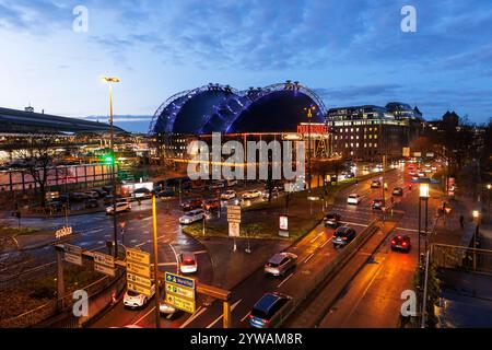 Le théâtre Dôme musical sur la place Breslauer Platz, sur la gauche la gare principale, sur la droite la rue Konrad-Adenauer-Ufer, Cologne, Allemagne. Banque D'Images
