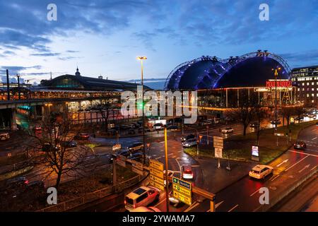 Le théâtre Dôme musical sur la place Breslauer Platz, sur la gauche la gare principale, sur la droite la rue Konrad-Adenauer-Ufer, Cologne, Allemagne. Banque D'Images