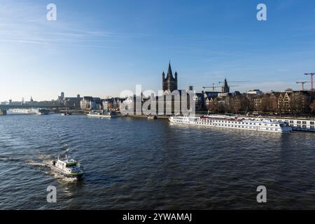 Le Rhin et la vieille ville avec l'église romane Gross Martin, Cologne, Allemagne. Altstadtrheinufer mit der Kirche Gross Banque D'Images