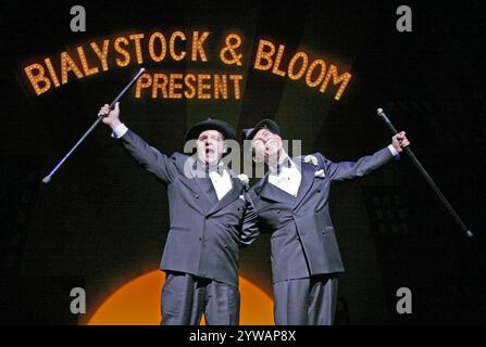 de gauche à droite : Nathan Lane (Max Bialystock), Lee Evans (Leo Bloom) dans LES PRODUCTEURS au Theatre Royal Drury Lane, Londres WC2 09/11/2004 livre : Mel Brooks & Thomas Meehan musique & paroles : Mel Brooks Set design : Robin Wagner costumes : William Ivy long éclairage : Peter Kaczorowski Direction & chorégraphie : Susan Stroman Banque D'Images