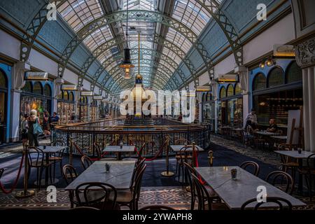 Sydney, Australie—10 novembre 2024. Photo prise dans un restaurant de l'édifice Queen Victoria (QVB). Banque D'Images