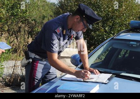 Polizia stradale in un posto di blocco ferma e controlla gli automobilisti, nuovo codice della strada in Italia Banque D'Images