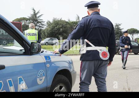 Polizia stradale in un posto di blocco ferma e controlla gli automobilisti, nuovo codice della strada in Italia Banque D'Images