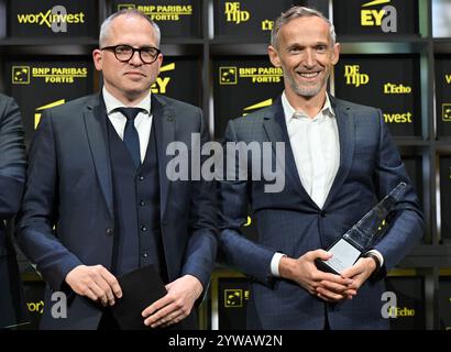 Bruxelles, Belgique. 10 décembre 2024. Le ministre-président flamand Matthias Diependaele et le PDG du groupe Equine Care Tom Marien posent lors de la cérémonie de remise des prix de l'"entreprise de l'année" (30e édition) et du "Prix du gouvernement flamand pour la mise à l'échelle de l'année", mardi 10 décembre 2024, à Bruxelles. BELGA PHOTO ERIC LALMAND crédit : Belga News Agency/Alamy Live News Banque D'Images