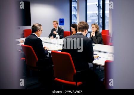 IJoerg Kukies, Bundesfinanzminister SPD, trifft Maria Luis Albuquerque, eu-Kommissarin für Finanzdienstleistungen, zu einem gespraech im Rahmen des Eurogruppe / ECOFIN-rates in Bruessel, 09.12.2024. Fotografiert im Auftrag des Bundesministerium der Finanzen BMF Bruessel Belgien *** iJoerg Kukies, ministre fédéral des Finances SPD , rencontre Maria Luis Albuquerque, commissaire européen aux services financiers, pour une discussion au Conseil ECOFIN de l'Eurogroupe à Bruxelles, 09 12 2024 photographie au nom du ministère fédéral des Finances BMF Brussels Belgium Copyright : xFelixxZahn/BMFx Banque D'Images