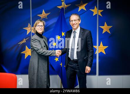 IJoerg Kukies, Bundesfinanzminister SPD, trifft Maria Luis Albuquerque, eu-Kommissarin für Finanzdienstleistungen, zu einem gespraech im Rahmen des Eurogruppe / ECOFIN-rates in Bruessel, 09.12.2024. Fotografiert im Auftrag des Bundesministerium der Finanzen BMF Bruessel Belgien *** iJoerg Kukies, ministre fédéral des Finances SPD , rencontre Maria Luis Albuquerque, commissaire européen aux services financiers, pour une discussion au Conseil ECOFIN de l'Eurogroupe à Bruxelles, 09 12 2024 photographie au nom du ministère fédéral des Finances BMF Brussels Belgium Copyright : xFelixxZahn/BMFx Banque D'Images