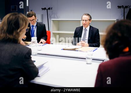 IJoerg Kukies, Bundesfinanzminister SPD, trifft Maria Luis Albuquerque, eu-Kommissarin für Finanzdienstleistungen, zu einem gespraech im Rahmen des Eurogruppe / ECOFIN-rates in Bruessel, 09.12.2024. Fotografiert im Auftrag des Bundesministerium der Finanzen BMF Bruessel Belgien *** iJoerg Kukies, ministre fédéral des Finances SPD , rencontre Maria Luis Albuquerque, commissaire européen aux services financiers, pour une discussion au Conseil ECOFIN de l'Eurogroupe à Bruxelles, 09 12 2024 photographie au nom du ministère fédéral des Finances BMF Brussels Belgium Copyright : xFelixxZahn/BMFx Banque D'Images