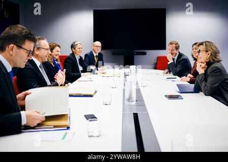 IJoerg Kukies, Bundesfinanzminister SPD, trifft Maria Luis Albuquerque, eu-Kommissarin für Finanzdienstleistungen, zu einem gespraech im Rahmen des Eurogruppe / ECOFIN-rates in Bruessel, 09.12.2024. Fotografiert im Auftrag des Bundesministerium der Finanzen BMF Bruessel Belgien *** iJoerg Kukies, ministre fédéral des Finances SPD , rencontre Maria Luis Albuquerque, commissaire européen aux services financiers, pour une discussion au Conseil ECOFIN de l'Eurogroupe à Bruxelles, 09 12 2024 photographie au nom du ministère fédéral des Finances BMF Brussels Belgium Copyright : xFelixxZahn/BMFx Banque D'Images