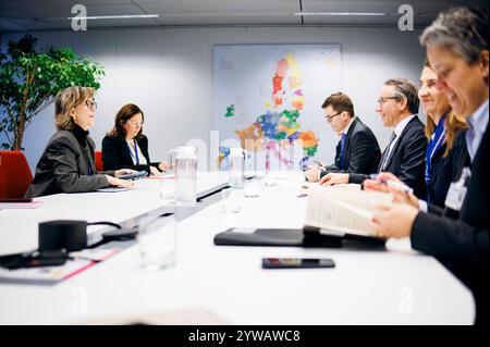 IJoerg Kukies, Bundesfinanzminister SPD, trifft Maria Luis Albuquerque, eu-Kommissarin für Finanzdienstleistungen, zu einem gespraech im Rahmen des Eurogruppe / ECOFIN-rates in Bruessel, 09.12.2024. Fotografiert im Auftrag des Bundesministerium der Finanzen BMF Bruessel Belgien *** iJoerg Kukies, ministre fédéral des Finances SPD , rencontre Maria Luis Albuquerque, commissaire européen aux services financiers, pour une discussion au Conseil ECOFIN de l'Eurogroupe à Bruxelles, 09 12 2024 photographie au nom du ministère fédéral des Finances BMF Brussels Belgium Copyright : xFelixxZahn/BMFx Banque D'Images