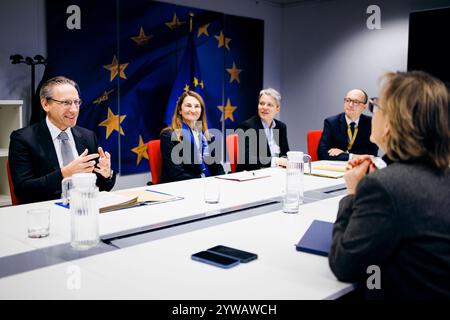 IJoerg Kukies, Bundesfinanzminister SPD, trifft Maria Luis Albuquerque, eu-Kommissarin für Finanzdienstleistungen, zu einem gespraech im Rahmen des Eurogruppe / ECOFIN-rates in Bruessel, 09.12.2024. Fotografiert im Auftrag des Bundesministerium der Finanzen BMF Bruessel Belgien *** iJoerg Kukies, ministre fédéral des Finances SPD , rencontre Maria Luis Albuquerque, commissaire européen aux services financiers, pour une discussion au Conseil ECOFIN de l'Eurogroupe à Bruxelles, 09 12 2024 photographie au nom du ministère fédéral des Finances BMF Brussels Belgium Copyright : xFelixxZahn/BMFx Banque D'Images