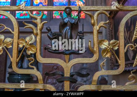 Prague, Tchéquie, République tchèque, détail de la sculpture en métal de Sainte Ludmila sur la porte de sa chapelle. Banque D'Images