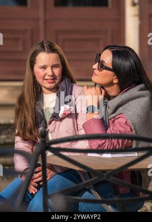 Heureuse mère et sa fille adolescente passant du temps amusant ensemble , montrant l'amour et l'affection , câlins et souriants. Famille, mère célibataire. Famille bondi Banque D'Images