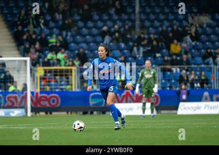 Marta Cazalla Garcia (TSG Hoffenheim, #15) Am Ball, GER, TSG 1899 Hoffenheim vs VfL Wolfsburg, Google Pixel Frauen Bundesliga, 9. Spieltag, saison 2024/2025, 09.11.2024 la réglementation DFB interdit toute utilisation de photographies comme séquences d'images et/ou quasi-vidéo Foto : Eibner-Pressefoto/Michael Memmler Banque D'Images