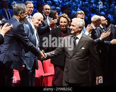 Bruxelles, Belgique. 10 décembre 2024. Le premier ministre sortant Alexander de Croo et le roi Philippe - Filip de Belgique se serrent la main lors de la cérémonie de remise des prix de l'"entreprise de l'année" (30ème édition) et du "Prix du gouvernement flamand pour l'intensification de l'année", mardi 10 décembre 2024, à Bruxelles. BELGA PHOTO ERIC LALMAND crédit : Belga News Agency/Alamy Live News Banque D'Images