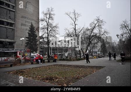 Zaporizhzhia, Ukraine. 10 décembre 2024. ZAPORIZHZHIA, UKRAINE - 10 DÉCEMBRE 2024 - Une opération de recherche et de sauvetage est en cours après une frappe de missile russe, Zaporizhzhia, dans le sud-est de l'Ukraine. Trois personnes sont mortes et au moins 14 personnes sont blessées. Un immeuble de bureaux, un centre médical et d'autres bâtiments sont endommagés. Il peut y avoir des gens sous les décombres. Crédit : Ukrinform/Alamy Live News Banque D'Images