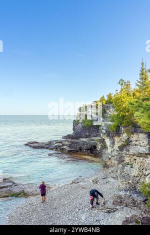 Les sentiers pédestres du parc national de la péninsule Bruce, près de Tobermory, Ontario, offrent une vue magnifique sur la baie Georgienne. Banque D'Images