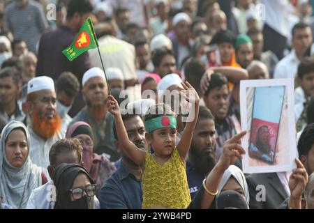 Dhaka, Bangladesh. 10 décembre 2024. Les Bangladais tiennent des photos de parents disparus lors d'un rassemblement pour marquer la Journée internationale des droits de l'homme au Suhrawardy Udyan à Dhaka, au Bangladesh, le 10 décembre 2024. L'événement a été organisé par Mayer Daak, une plate-forme pour les familles des victimes de disparitions forcées, à l'occasion de la Journée internationale des droits de l'homme, observée par l'ONU cette année sous le thème « nos droits, notre avenir, en ce moment ». Photo Habibur Rahman/ABACAPRESS. COM Credit : Abaca Press/Alamy Live News Banque D'Images