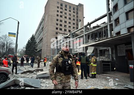 Zaporizhzhia, Ukraine. 10 décembre 2024. ZAPORIZHZHIA, UKRAINE - 10 DÉCEMBRE 2024 - Une opération de recherche et de sauvetage est en cours après une frappe de missile russe, Zaporizhzhia, dans le sud-est de l'Ukraine. Trois personnes sont mortes et au moins 14 personnes sont blessées. Un immeuble de bureaux, un centre médical et d'autres bâtiments sont endommagés. Il peut y avoir des gens sous les décombres. Crédit : Ukrinform/Alamy Live News Banque D'Images