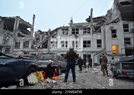 Zaporizhzhia, Ukraine. 10 décembre 2024. ZAPORIZHZHIA, UKRAINE - 10 DÉCEMBRE 2024 - Une opération de recherche et de sauvetage est en cours après une frappe de missile russe, Zaporizhzhia, dans le sud-est de l'Ukraine. Trois personnes sont mortes et au moins 14 personnes sont blessées. Un immeuble de bureaux, un centre médical et d'autres bâtiments sont endommagés. Il peut y avoir des gens sous les décombres. Crédit : Ukrinform/Alamy Live News Banque D'Images