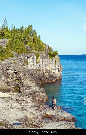 Les sentiers pédestres du parc national de la péninsule Bruce, près de Tobermory, Ontario, offrent une vue magnifique sur la baie Georgienne. Banque D'Images
