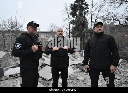 Zaporizhzhia, Ukraine. 10 décembre 2024. ZAPORIZHZHIA, UKRAINE - 10 DÉCEMBRE 2024 - des policiers sont près du lieu d'une frappe de missile russe, Zaporizhzhia, dans le sud-est de l'Ukraine. Trois personnes sont mortes et au moins 14 personnes sont blessées. Un immeuble de bureaux, un centre médical et d'autres bâtiments sont endommagés. Il peut y avoir des gens sous les décombres. Crédit : Ukrinform/Alamy Live News Banque D'Images