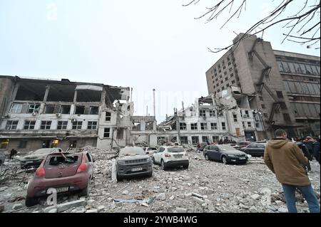 Zaporizhzhia, Ukraine. 10 décembre 2024. ZAPORIZHZHIA, UKRAINE - 10 DÉCEMBRE 2024 - des bâtiments sont endommagés par une frappe de missile russe, Zaporizhzhia, dans le sud-est de l'Ukraine. Trois personnes sont mortes et au moins 14 personnes sont blessées. Un immeuble de bureaux, un centre médical et d'autres bâtiments sont endommagés. Il peut y avoir des gens sous les décombres. Crédit : Ukrinform/Alamy Live News Banque D'Images