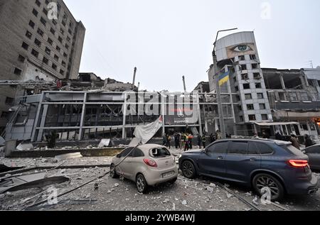 Zaporizhzhia, Ukraine. 10 décembre 2024. ZAPORIZHZHIA, UKRAINE - 10 DÉCEMBRE 2024 - des bâtiments sont endommagés par une frappe de missile russe, Zaporizhzhia, dans le sud-est de l'Ukraine. Trois personnes sont mortes et au moins 14 personnes sont blessées. Un immeuble de bureaux, un centre médical et d'autres bâtiments sont endommagés. Il peut y avoir des gens sous les décombres. Crédit : Ukrinform/Alamy Live News Banque D'Images