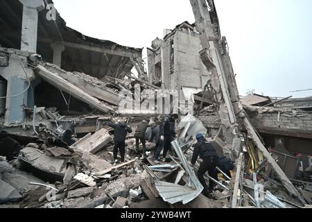 Zaporizhzhia, Ukraine. 10 décembre 2024. ZAPORIZHZHIA, UKRAINE - 10 DÉCEMBRE 2024 - Une opération de recherche et de sauvetage est en cours après une frappe de missile russe, Zaporizhzhia, dans le sud-est de l'Ukraine. Trois personnes sont mortes et au moins 14 personnes sont blessées. Un immeuble de bureaux, un centre médical et d'autres bâtiments sont endommagés. Il peut y avoir des gens sous les décombres. Crédit : Ukrinform/Alamy Live News Banque D'Images