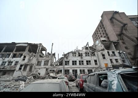 Zaporizhzhia, Ukraine. 10 décembre 2024. ZAPORIZHZHIA, UKRAINE - 10 DÉCEMBRE 2024 - des bâtiments sont endommagés par une frappe de missile russe, Zaporizhzhia, dans le sud-est de l'Ukraine. Trois personnes sont mortes et au moins 14 personnes sont blessées. Un immeuble de bureaux, un centre médical et d'autres bâtiments sont endommagés. Il peut y avoir des gens sous les décombres. Crédit : Ukrinform/Alamy Live News Banque D'Images