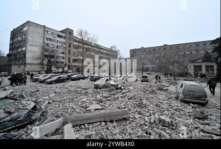 Zaporizhzhia, Ukraine. 10 décembre 2024. ZAPORIZHZHIA, UKRAINE - 10 DÉCEMBRE 2024 - les décombres recouvrent le sol après une frappe de missile russe, Zaporizhzhia, dans le sud-est de l'Ukraine. Trois personnes sont mortes et au moins 14 personnes sont blessées. Un immeuble de bureaux, un centre médical et d'autres bâtiments sont endommagés. Il peut y avoir des gens sous les décombres. Crédit : Ukrinform/Alamy Live News Banque D'Images