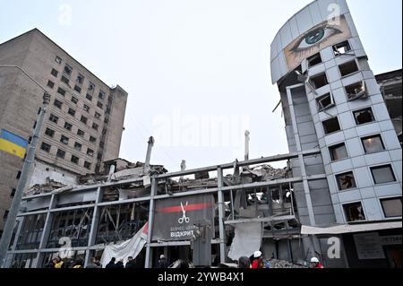 Zaporizhzhia, Ukraine. 10 décembre 2024. ZAPORIZHZHIA, UKRAINE - 10 DÉCEMBRE 2024 - des bâtiments sont endommagés par une frappe de missile russe, Zaporizhzhia, dans le sud-est de l'Ukraine. Trois personnes sont mortes et au moins 14 personnes sont blessées. Un immeuble de bureaux, un centre médical et d'autres bâtiments sont endommagés. Il peut y avoir des gens sous les décombres. Crédit : Ukrinform/Alamy Live News Banque D'Images