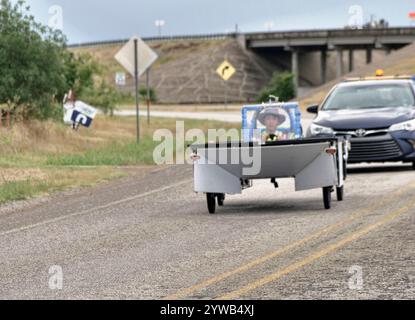 Fort Worth, Texas (16-07-2023) - le 27e défi annuel de voiture solaire des écoles secondaires a eu 261 écoles de travail pour construire une voiture à énergie solaire. Vingt finalistes ont commencé dimanche pour se rendre en Californie. Je ne suis pas arrivé en Californie à cause de l'épidémie de Covid. Banque D'Images