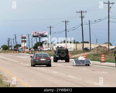 Fort Worth, Texas (16-07-2023) - le 27e défi annuel de voiture solaire des écoles secondaires a eu 261 écoles de travail pour construire une voiture à énergie solaire. Vingt finalistes ont commencé dimanche pour se rendre en Californie. Je ne suis pas arrivé en Californie à cause de l'épidémie de Covid. Banque D'Images