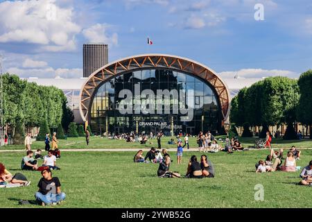 Paris, France - 15 juillet 2021 : Grand Palais Ephémère devant la tour Eiffel Banque D'Images
