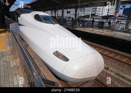 NAGOYA, JAPON -6 nov 2024- vue d'un train à grande vitesse Shinkansen à la gare de Nagoya, Japon. Banque D'Images