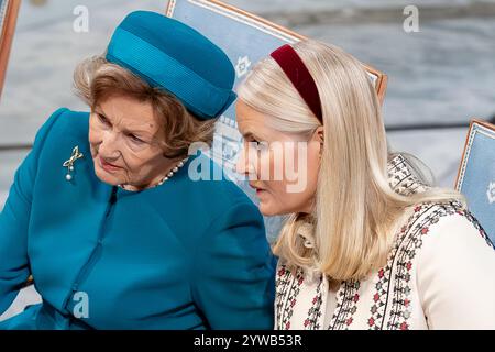 Oslo, Norvège 10 décembre 2024 la reine Sonja de Norvège, la princesse héritière mette Marit de Norvège assiste à la cérémonie du Prix Nobel de la paix à l'hôtel de ville d'Oslo, en l'honneur du lauréat de cette année, Nihon Hidankyo, représenté par le Secrétaire général Terum Tanaka du Japon à Oslo, Norvège crédit : Nigel Waldron/Alamy Live News Banque D'Images