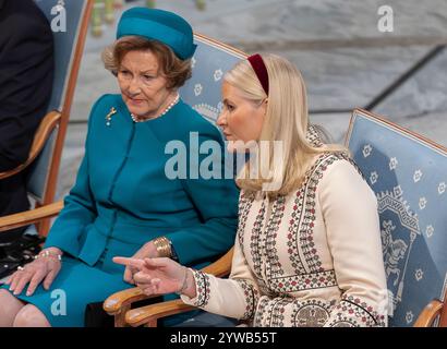 Oslo, Norvège 10 décembre 2024 le roi Harald V de Norvège, la reine Sonja de Norvège, la princesse héritière mette Marit de Norvège et le prince héritier Haakon Magnus de Norvège assistent à la cérémonie du Prix Nobel de la paix à l'hôtel de ville d'Oslo, en l'honneur du lauréat de cette année, Nihon Hidankyo, représenté par le secrétaire général Terum Tanaka du Japon à Oslo, Norvège crédit : Nigel Waldron/Alamy Live News Banque D'Images